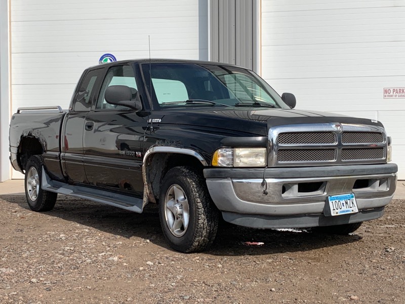 lot 3 image: 1999 Dodge Ram 1500 SLT