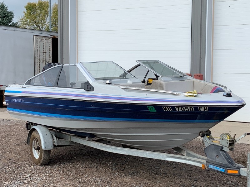 lot 1 image: 1989 Bayliner Capri Boat, Motor & Trailer