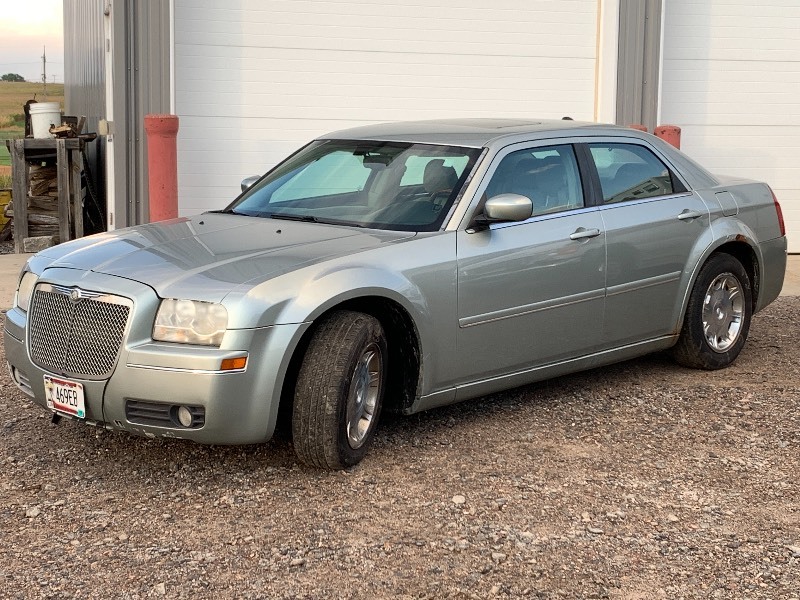 lot 5 image: 2005 Chrysler 300
