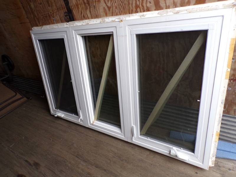 lot 9 image: Crank out Windows