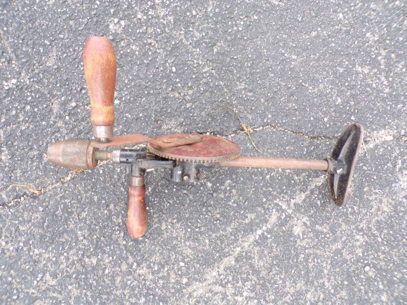 lot 19 image: Vintage Hand Drill