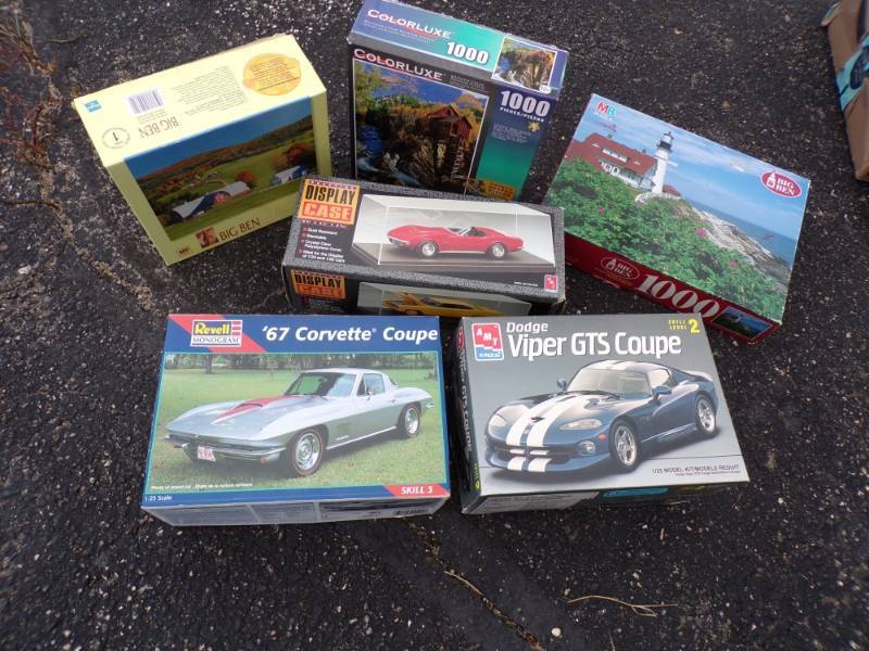 lot 21 image: 2 Models, Display case and Puzzles