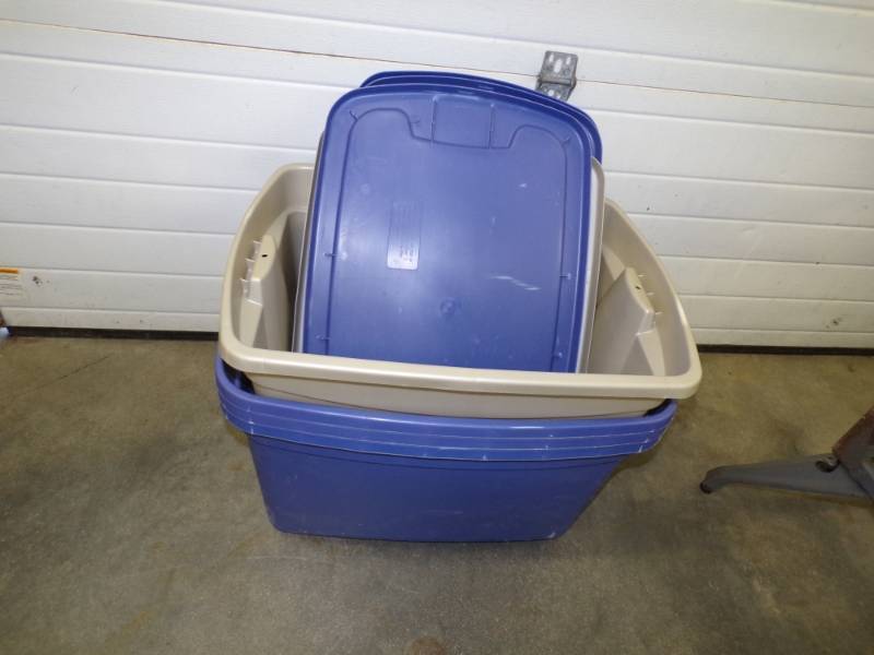 lot 30 image: 4 Large Totes with Lids