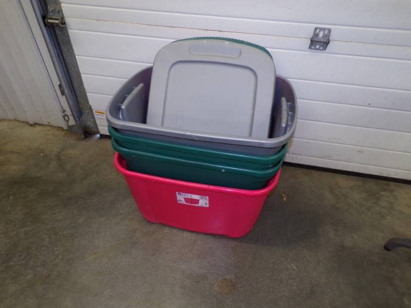 lot 31 image: 4 Large Totes with Lids