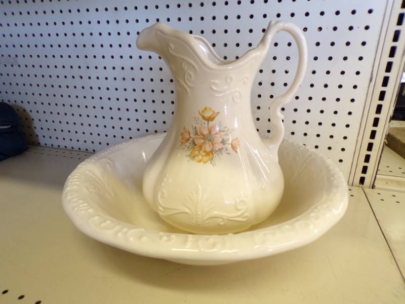 lot 36 image: Vintage Wash Basin and Picture