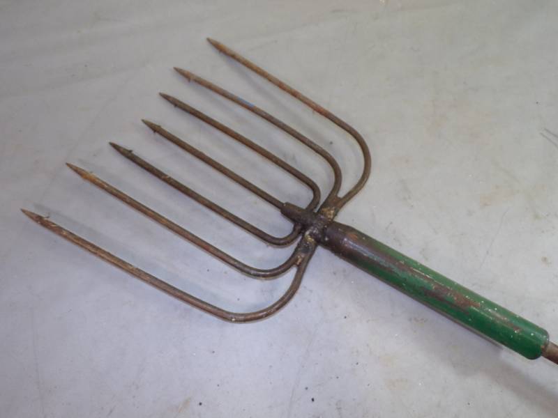 lot 39 image: Ice Fishing Spear