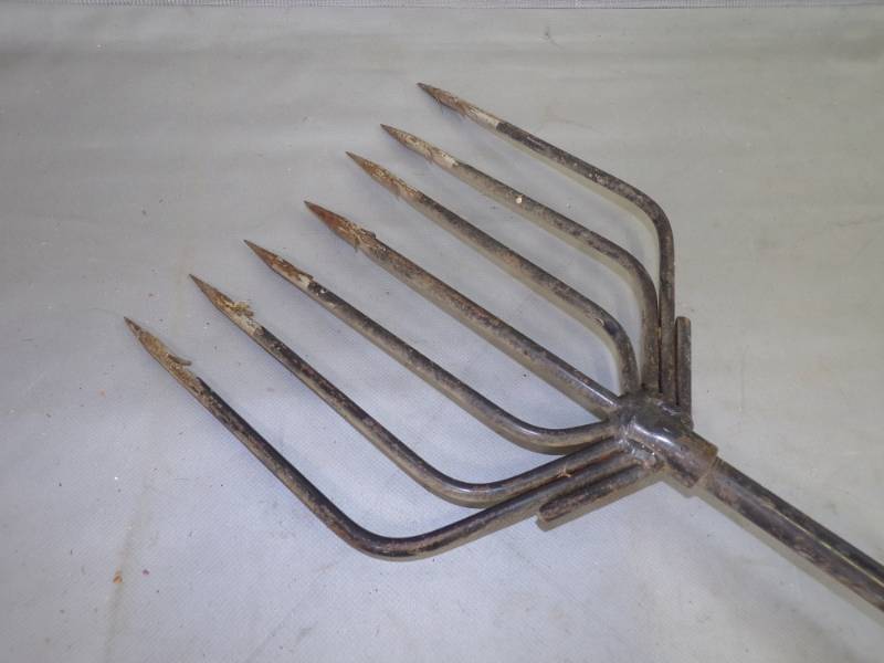 lot 40 image: Ice Fishing Spear