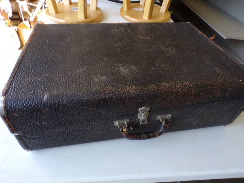 lot 58 image: Vintage Trunk  Suitcase