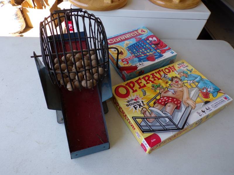 lot 59 image: Vintage Ball Game Dispenser and other games