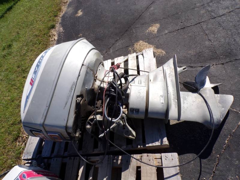 lot 4 image: 100 HP Evinrude Outboard Motor