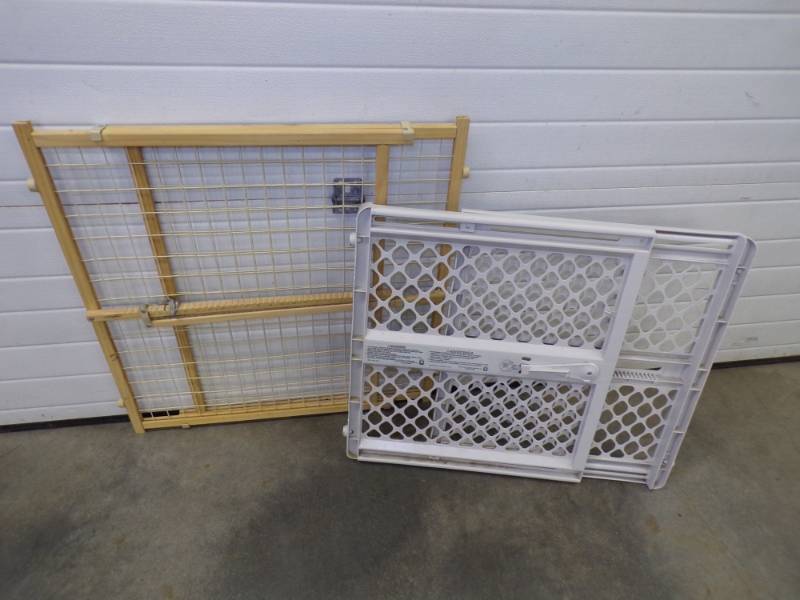 lot 85 image: Kids  Pet Gates