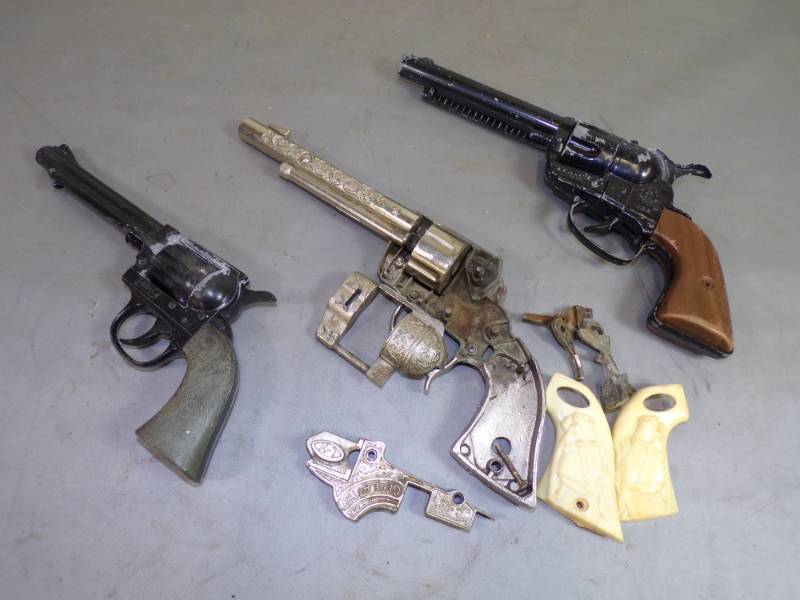 lot 87 image: Vintage Cap Guns