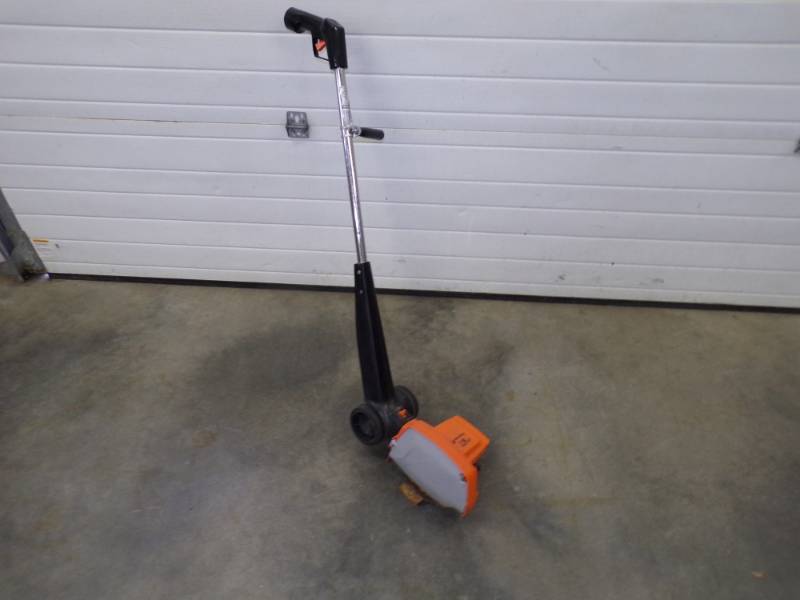 lot 89 image: 1.25 HP 110v Black N Decker Edger