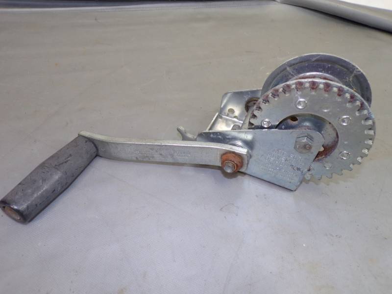 lot 91 image: 600 LB Winch
