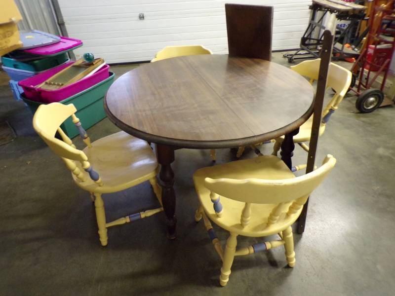 lot 98 image: Kitchen Table with 2 Leaves and 4 Chairs