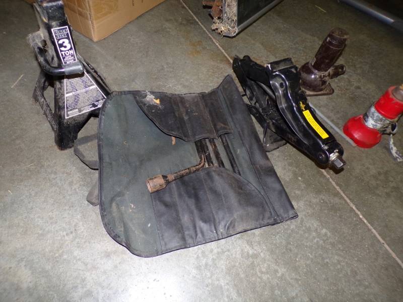 lot 115 image: 2 Screw Jacks, Scissor Jack,  Jack Stand and tools