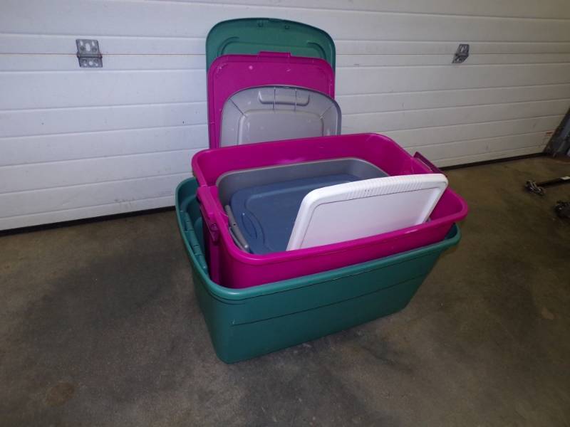 lot 125 image: 4 Large Totes with Lids