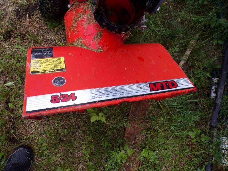 lot 129 image: MTD 5 HP 24 Snow Blower