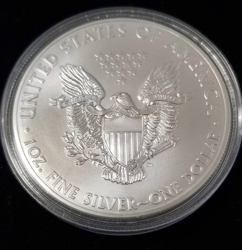 lot 36 image: 2015 AMERICAN SILVER EAGLE 1 TROY OZ. .999 FINE SILVER IN AIRTITE