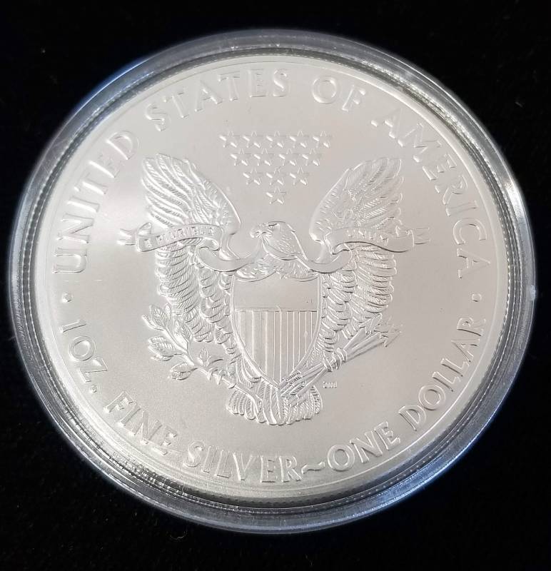 lot 44 image: 2015 AMERICAN SILVER EAGLE 1 TROY OZ. .999 FINE SILVER IN AIRTITE