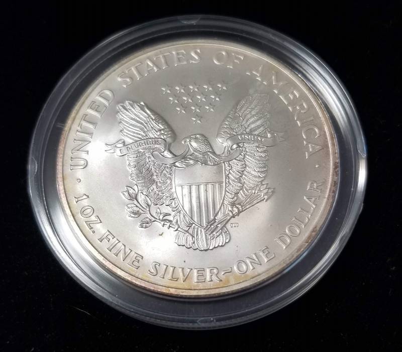 lot 55 image: 2000 COLORIZED AMERICAN SILVER EAGLE 1 TROY OZ. .999 FINE SILVER IN AIRTITE