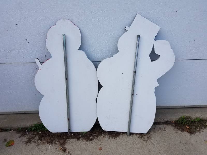 lot 25 image: Yard Decorations     