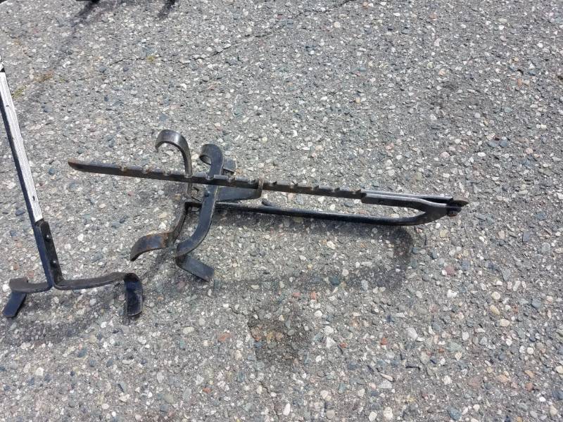lot 28 image: Ladder Brackets 