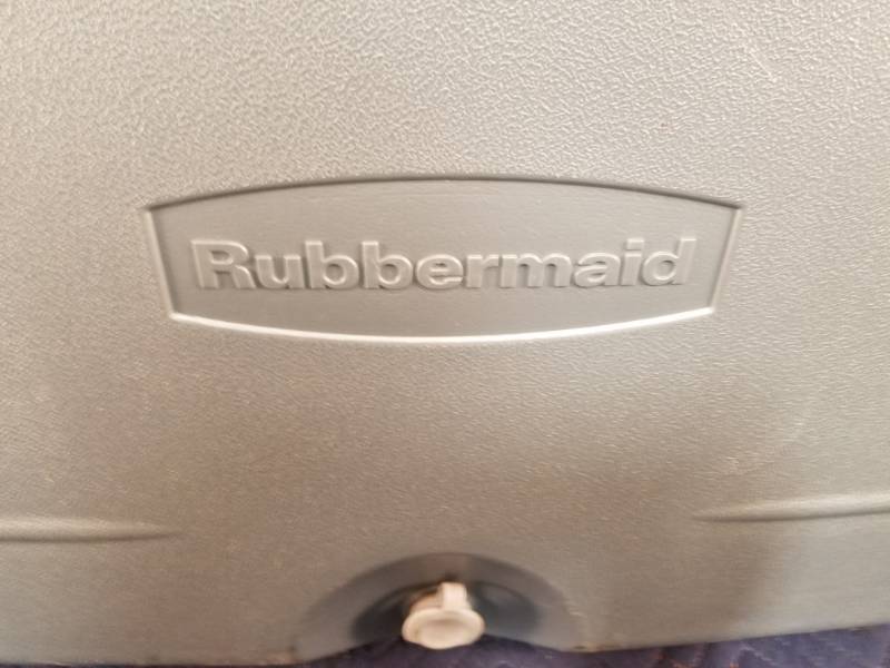 lot 50 image: Rubbermaid Cooler