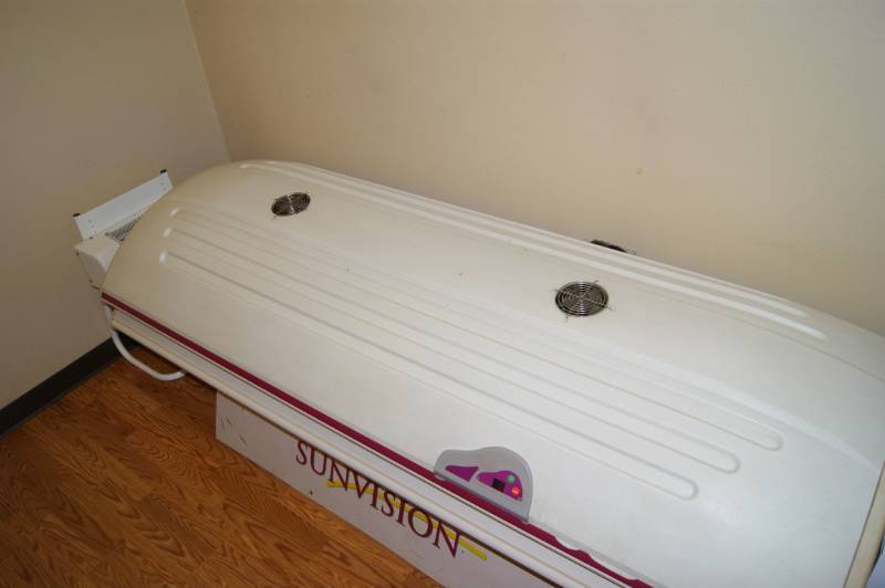 Sunvision Pro 28 Bulb LE Tanning Bed Closing Of A Tanning Salon 172