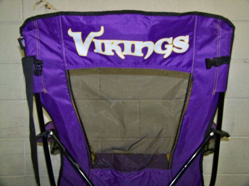 lot 36 image: Minnesota Vikings High Back Chair with Carrying Bag