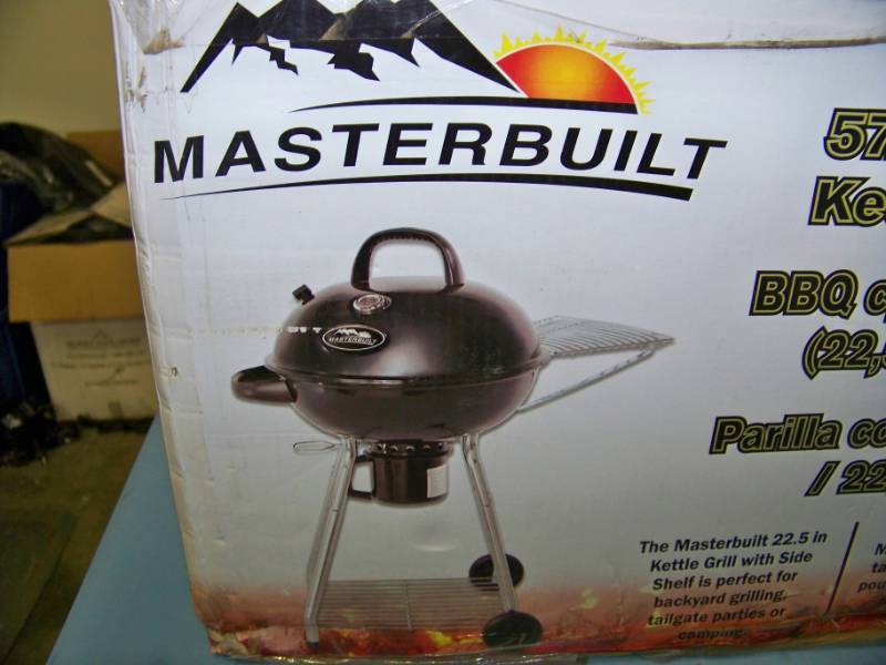lot 4 image: Masterbuilt, Charcoal Grill - NEW in Original Box