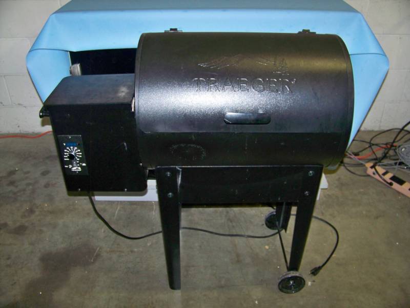 lot 3 image: Traeger Wood Pellet Grill with Cover