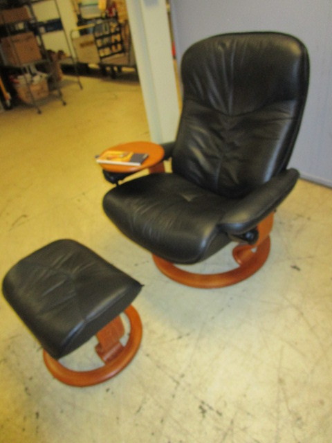 lot 605 image: EKORNES LEATHER ARMCHAIR WITH OTTOMAN FOOT REST