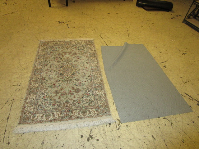 lot 616 image: ORIENTAL THROW RUG
