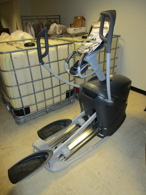 lot 621 image: OCTANE FITNESS ELLIPTICAL MACHINE