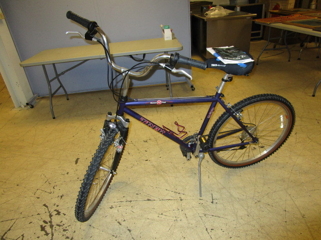 lot 623 image: TREK 850 MOUNTAIN BIKE