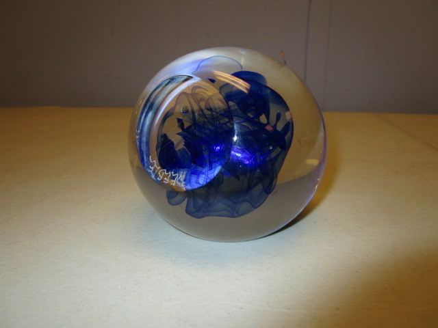 lot 632 image: SIGNED ROBERT DEEBLE ART GLASS PAPERWEIGHT