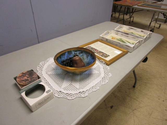 lot 634 image: SMALL SERVING TRAYS, DECORATIVE BOWL, AND MORE