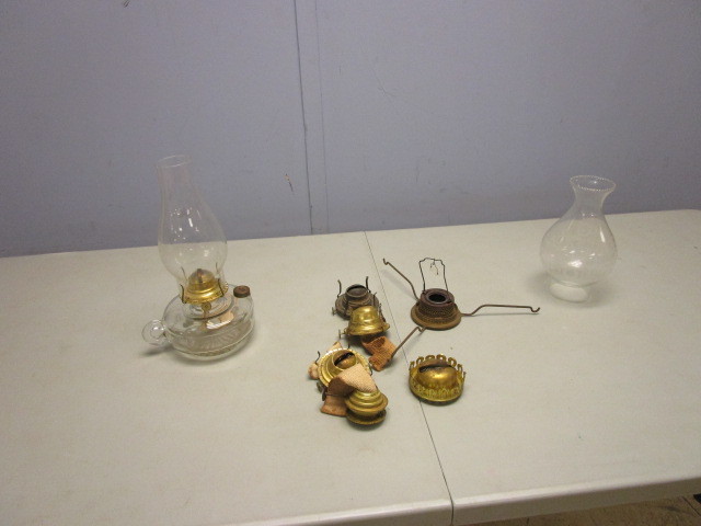 lot 640 image: EAGLE GLASS OIL LAMP AND OIL LAMP PARTS
