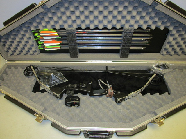 lot 659 image: BROWNING COMPOUND BOW WITH CASE & ACCESSORIES