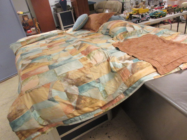 lot 641 image: INTERNATIONAL MARKET SQUARE CUSTOM MADE DUVET COVER AND SHAMS