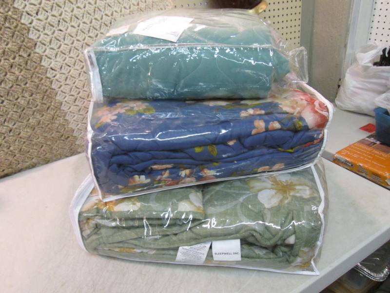 lot 18 image: Lot of 3 Comforters 2 Twin 1 Full  ...