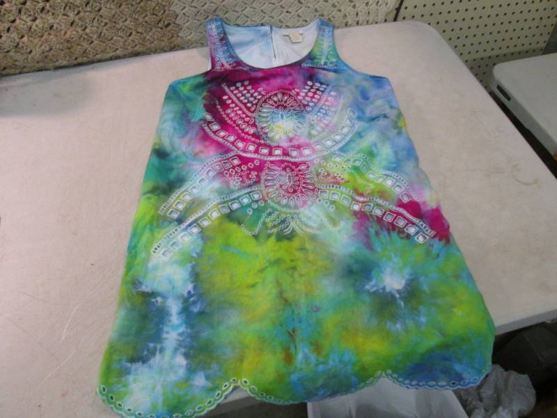 lot 163 image: Hand Made Tie-Die Ladies Top Size 6...