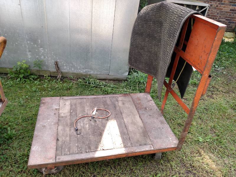 lot 109 image: Flatbed Cart, 32x48 & Floor Mat