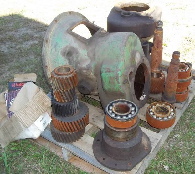 lot 52 image: Transmission Housings, Gears, and Bearings