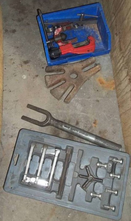 lot 70 image: Pullers and Flaring Tools