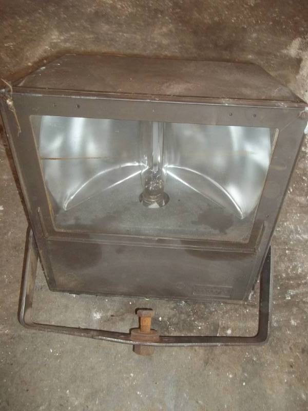 lot 116 image: Light Fixture