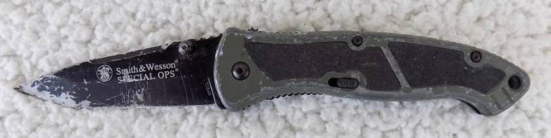 lot 4 image: 3 Items Smith & Wesson Special Ops Knife  Harley-Davidson Belt Buckle  Harley-Davidson Tri-Fold Wallet