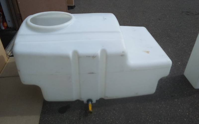 lot 1 image: 200 Gallon Tank With Valve & Quick Connect Fitting