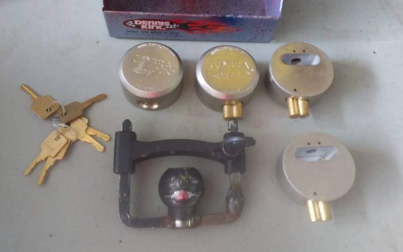 lot 30 image: 4-Cobra Locks With Matching Keys, Trailer Hitch Lock With Key